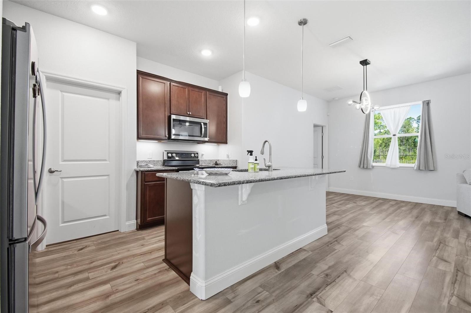 Image 14 of 56 For 6 Oakleaf Way