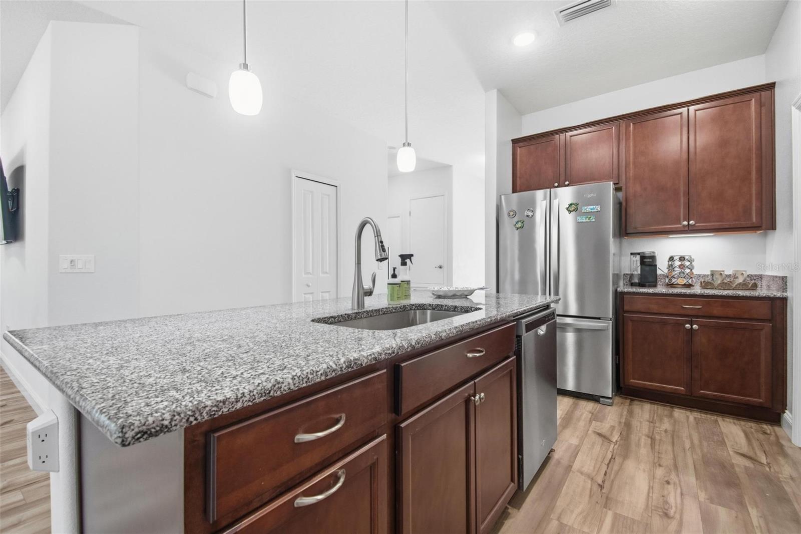 Image 17 of 56 For 6 Oakleaf Way