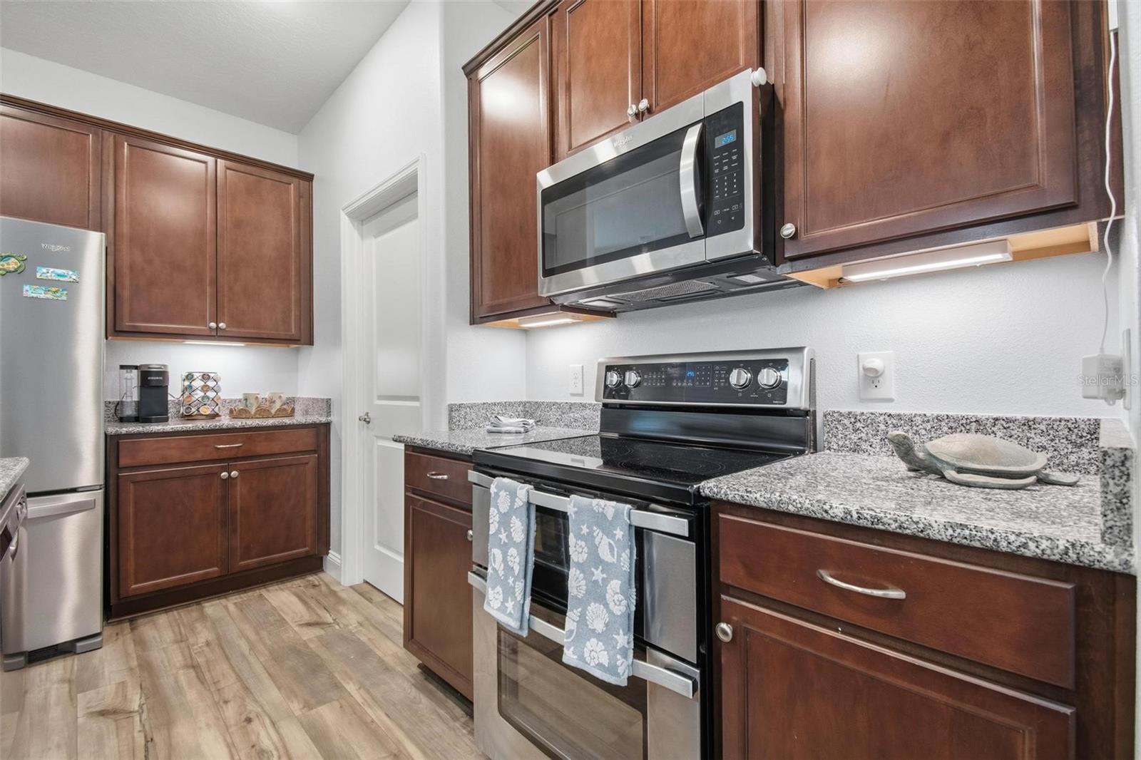 Image 18 of 56 For 6 Oakleaf Way