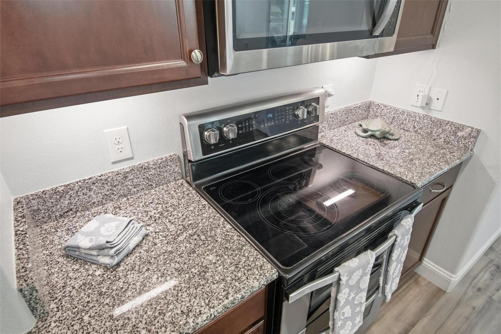 Image 19 of 56 For 6 Oakleaf Way