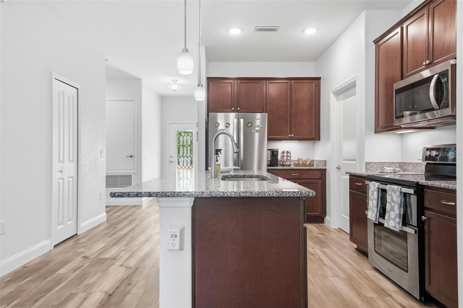 Image 21 of 56 For 6 Oakleaf Way