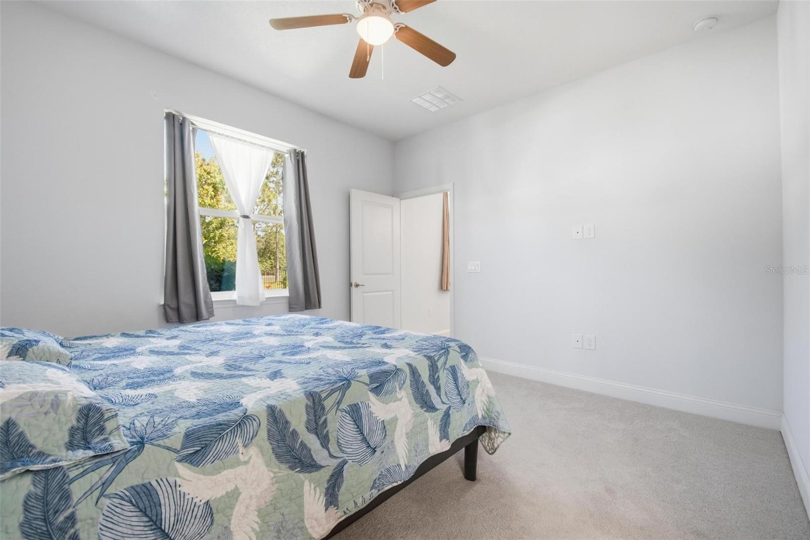 Image 29 of 56 For 6 Oakleaf Way