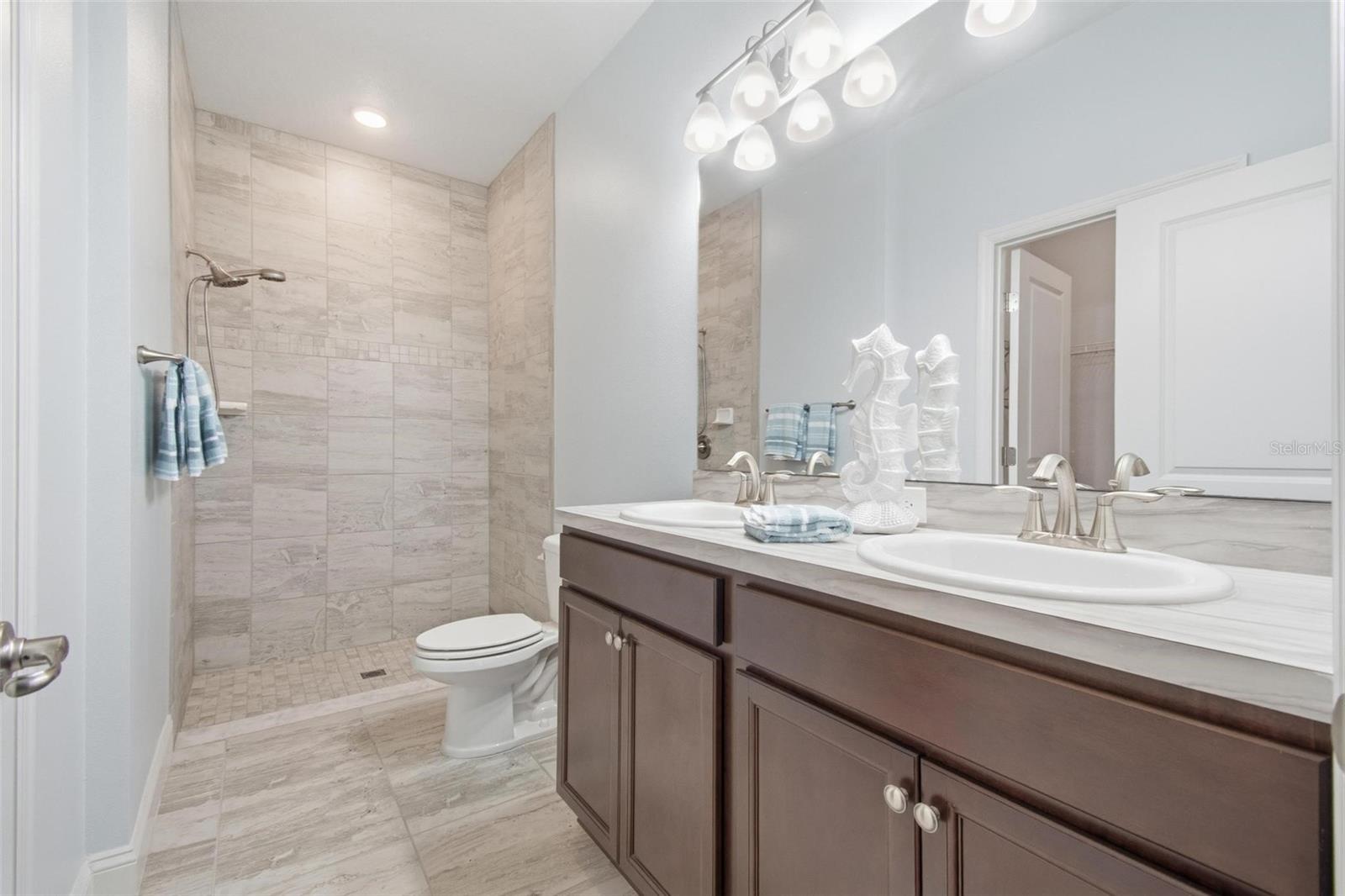 Image 31 of 56 For 6 Oakleaf Way