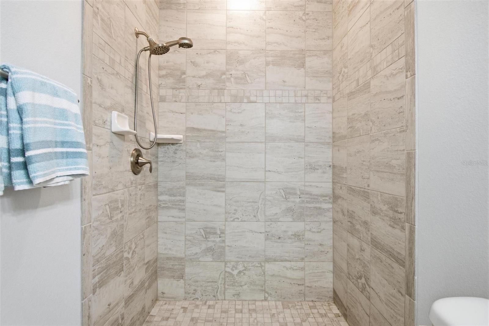 Image 32 of 56 For 6 Oakleaf Way