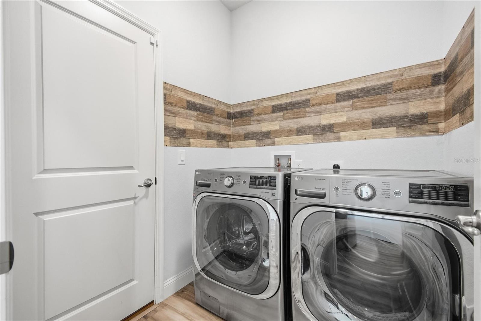 Image 36 of 56 For 6 Oakleaf Way