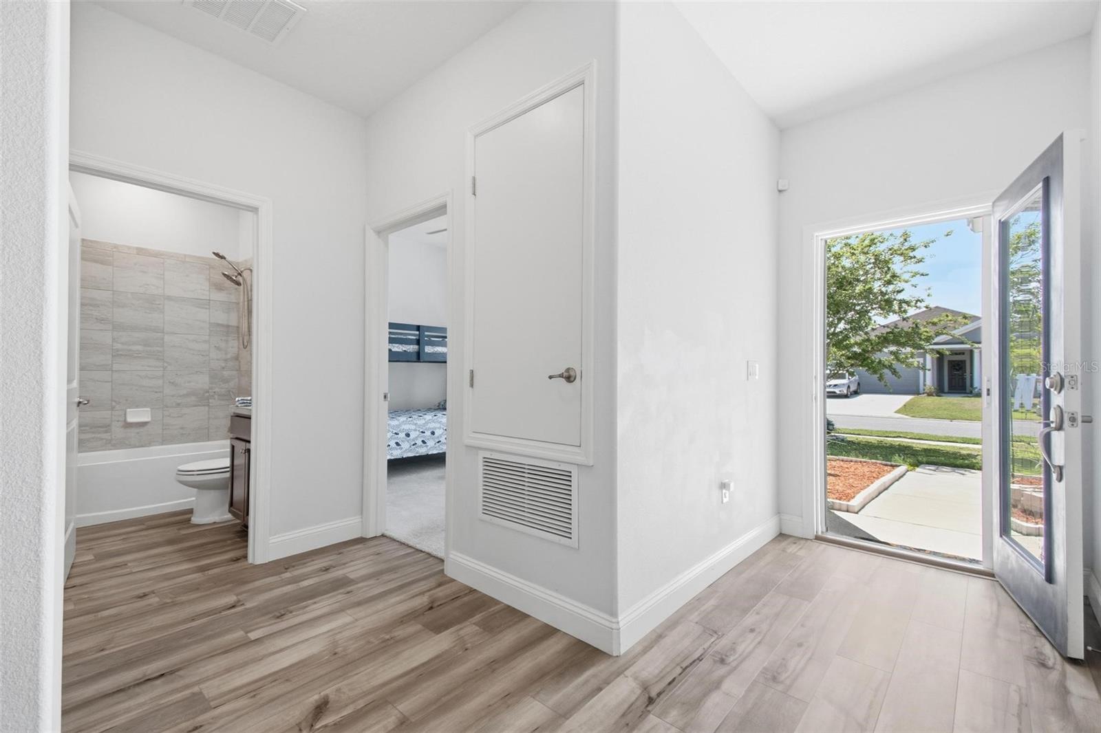 Image 7 of 56 For 6 Oakleaf Way