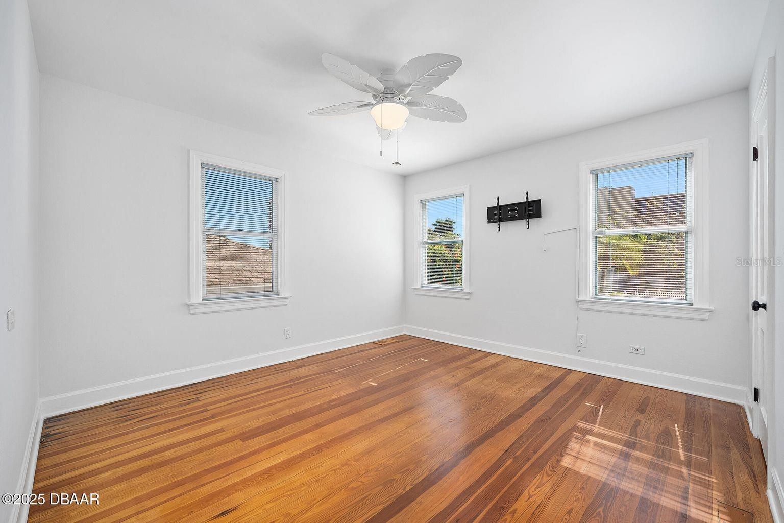 Image 37 of 71 For 448 Nautilus Avenue