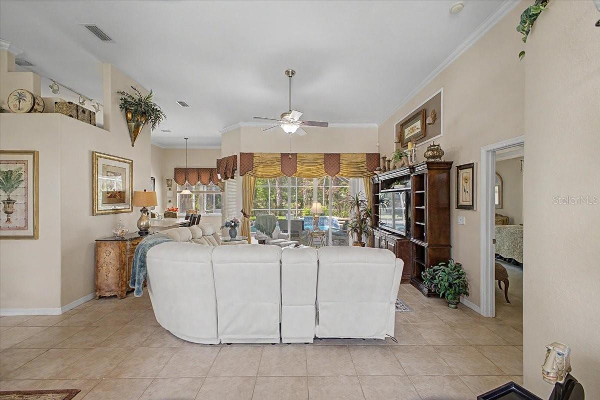 Image 14 of 50 For 11 Crescent Lake Way