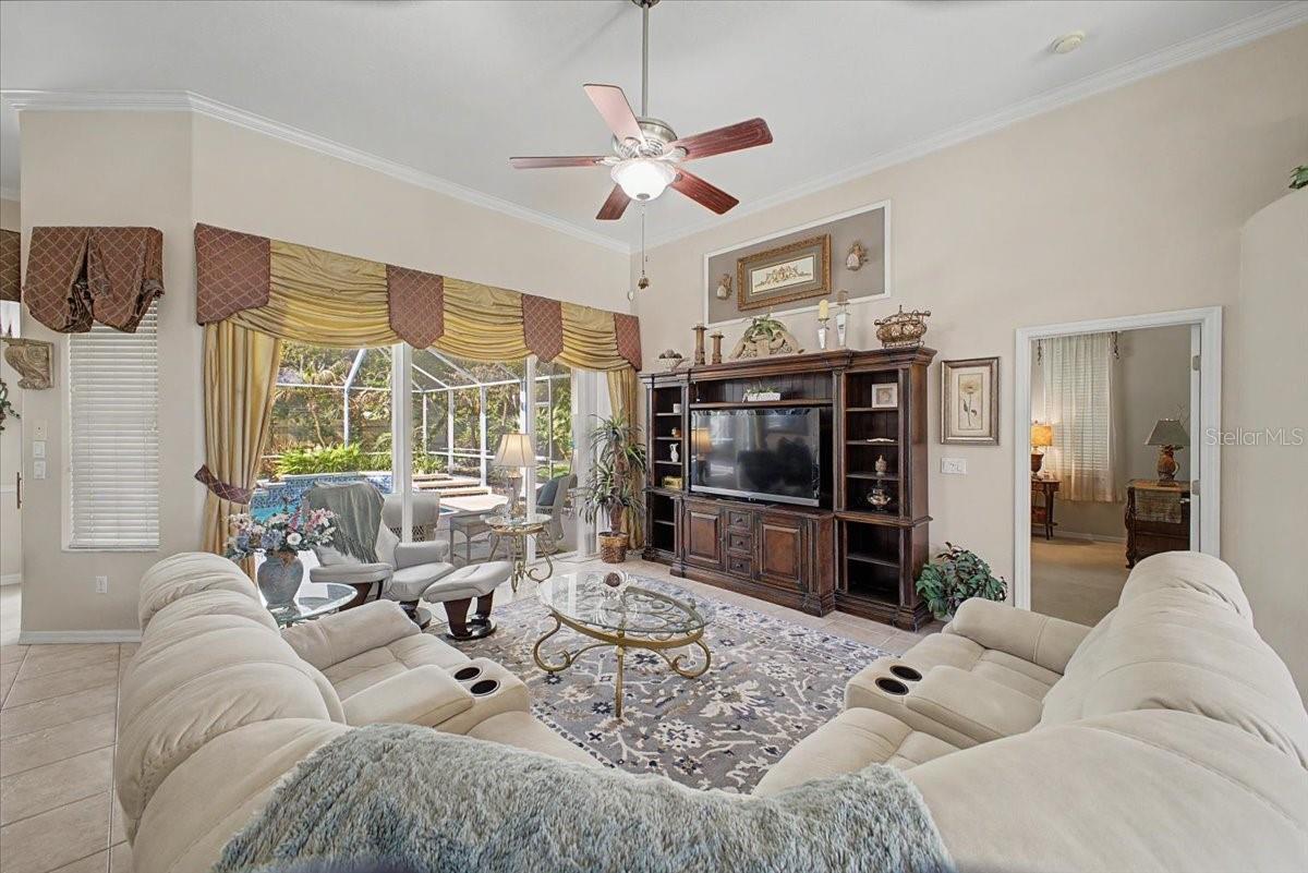 Image 15 of 50 For 11 Crescent Lake Way