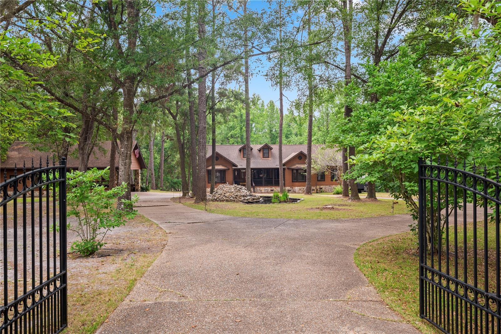 Listing photo id 9 for 6967 Sharron Road