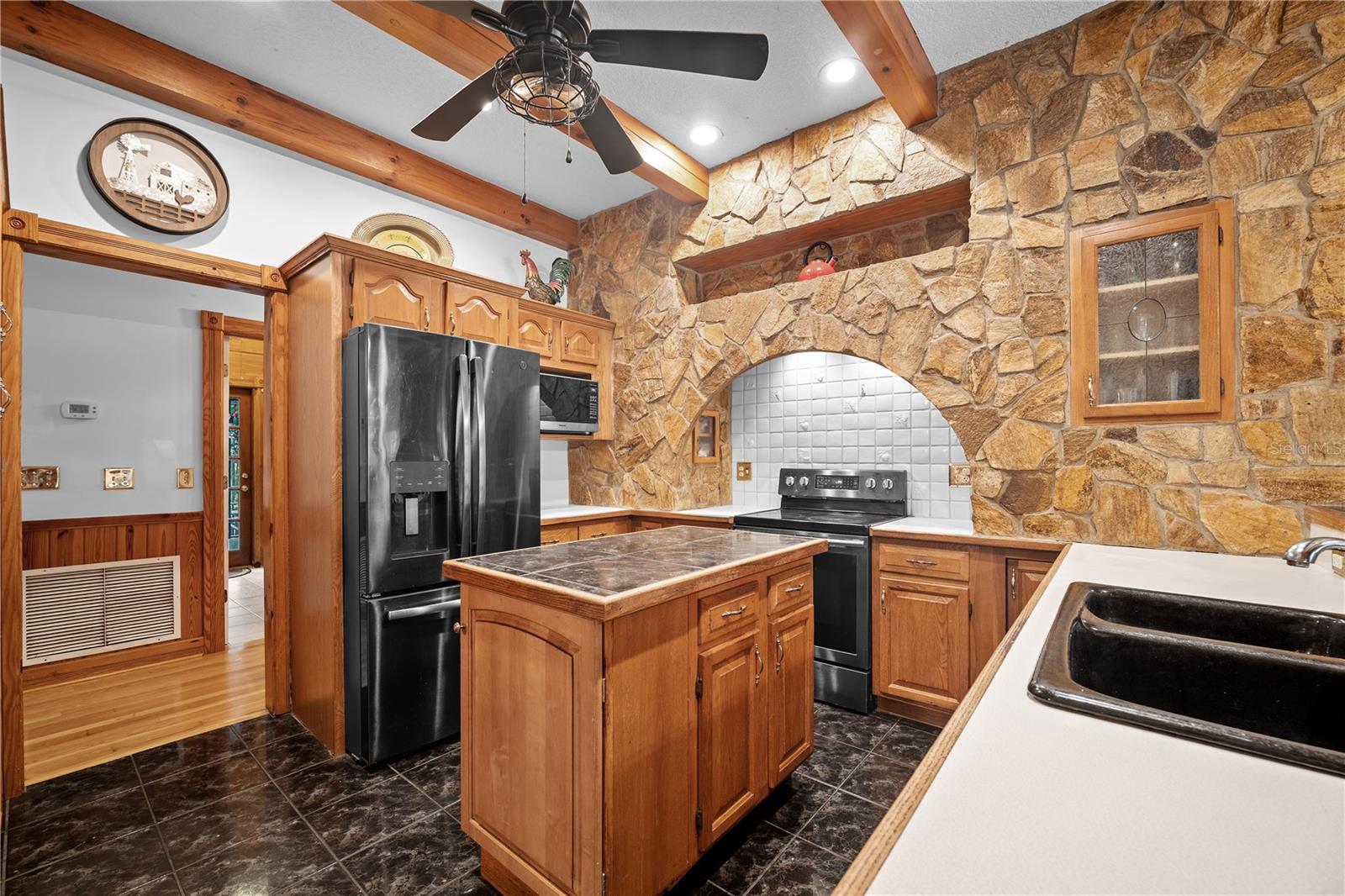 Listing photo id 25 for 6967 Sharron Road