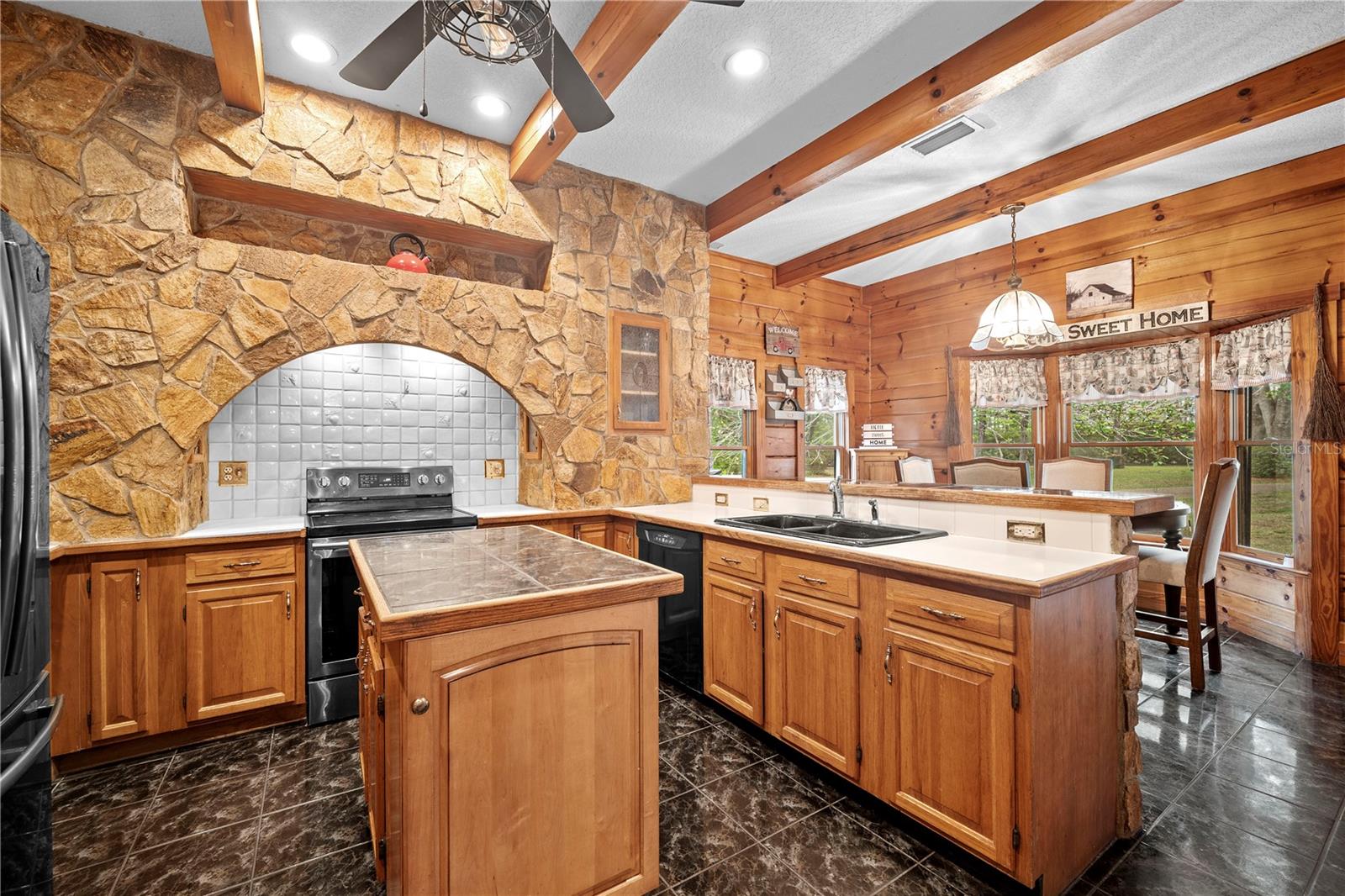 Listing photo id 4 for 6967 Sharron Road
