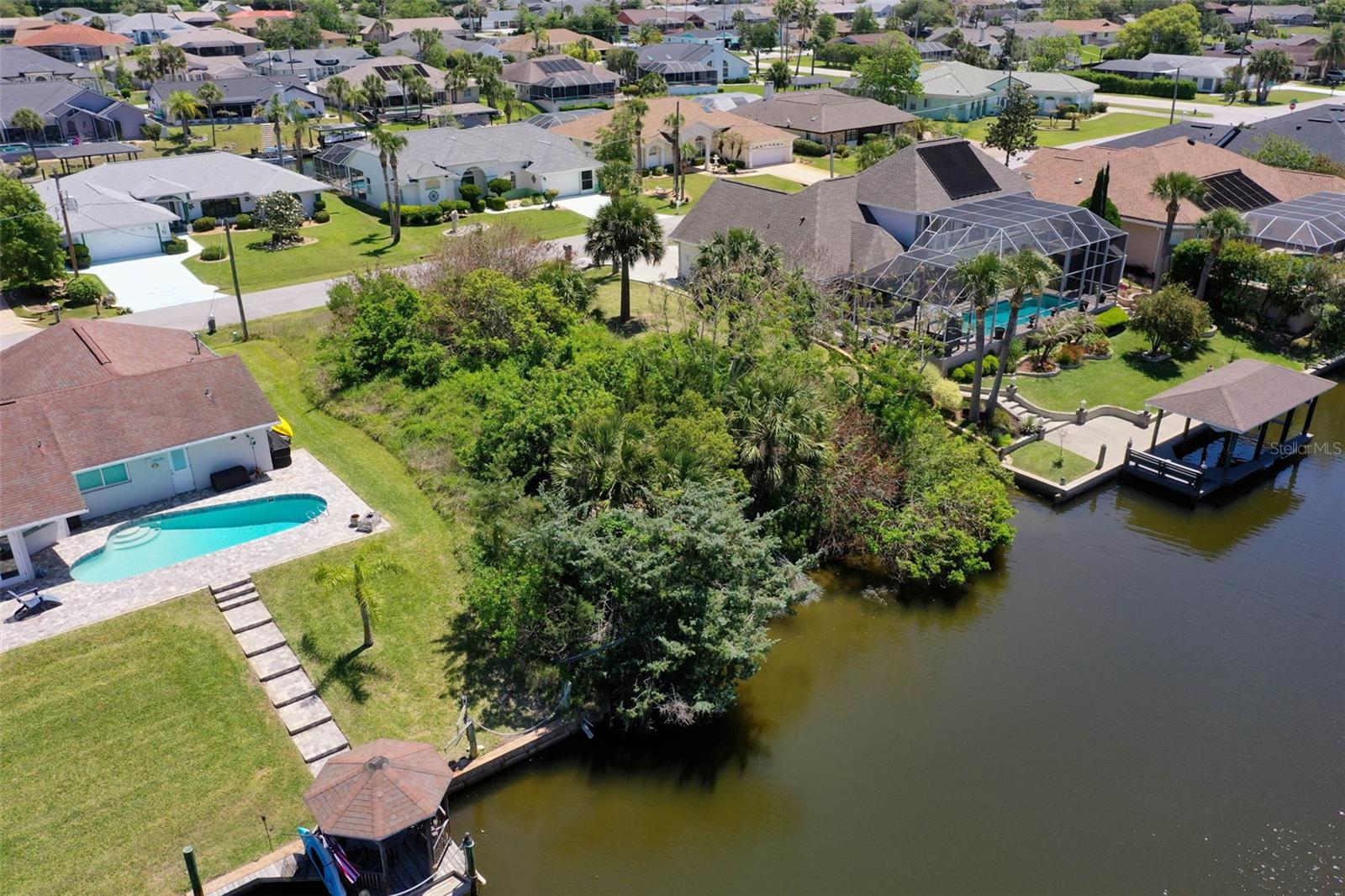 Image 11 of 25 For 17 Claridge Court N