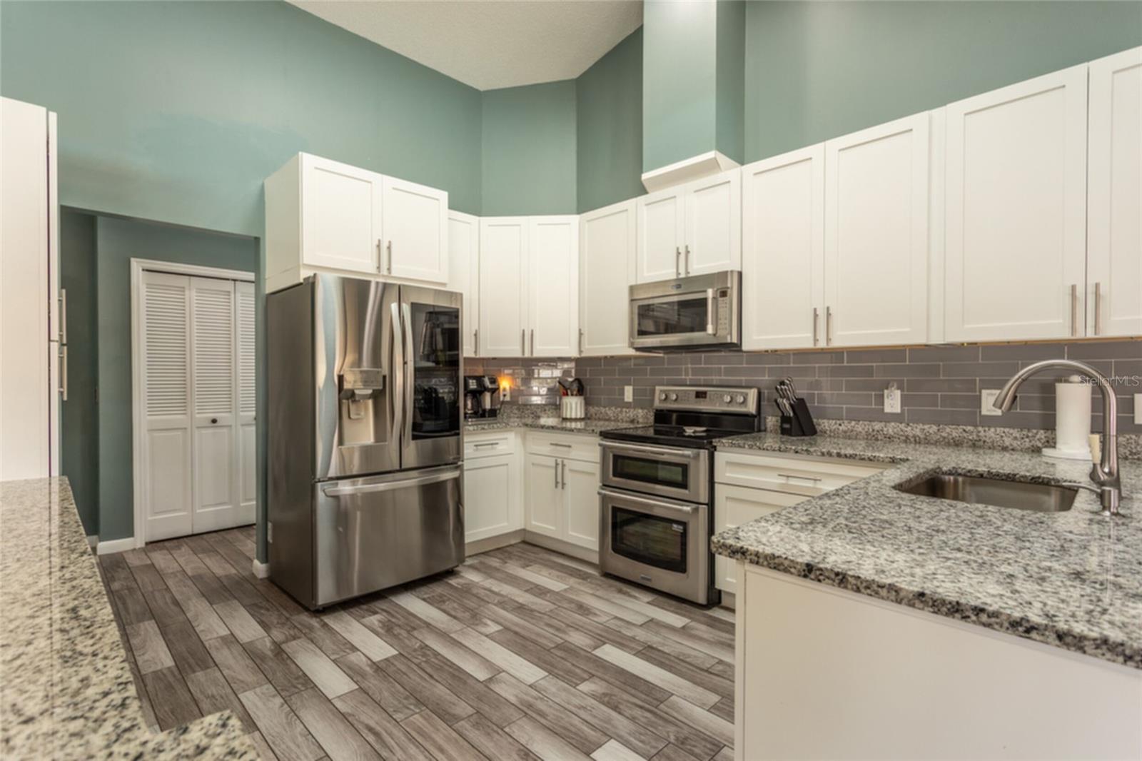 Image 11 of 33 For 18 Classic Court S