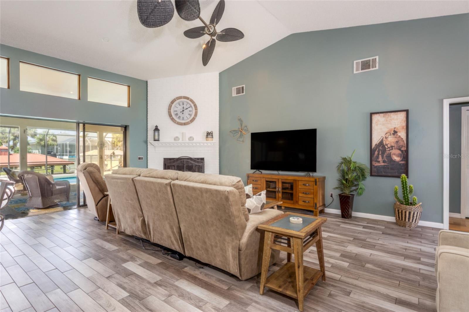 Image 13 of 33 For 18 Classic Court S