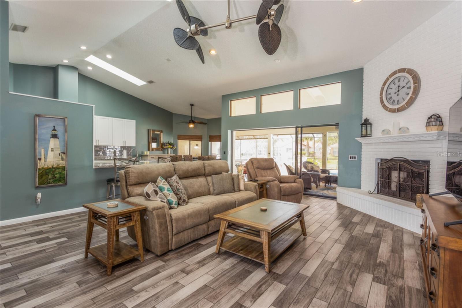 Image 15 of 33 For 18 Classic Court S