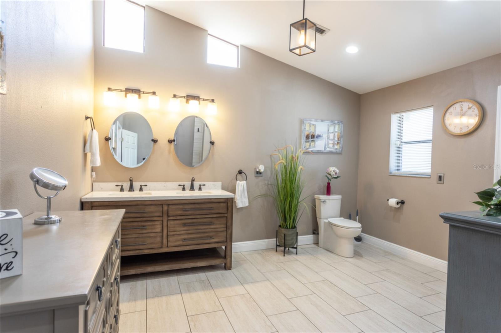 Image 22 of 33 For 18 Classic Court S