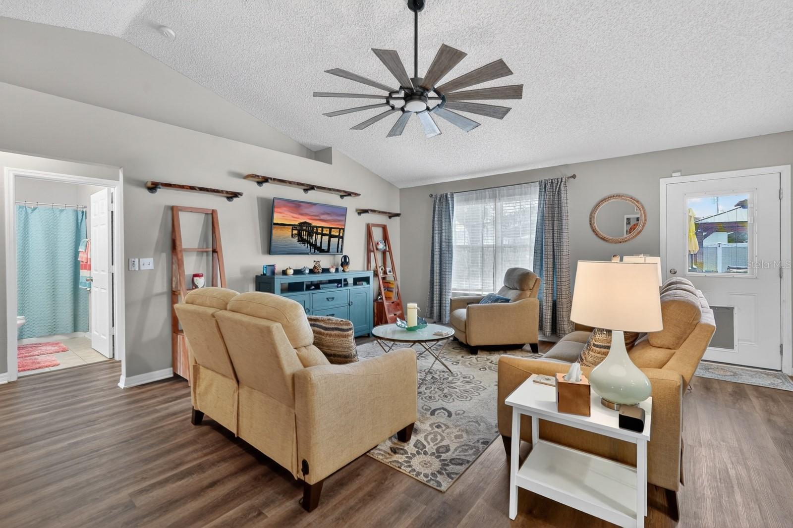 Image 10 of 39 For 27 Lyndenhurst Lane