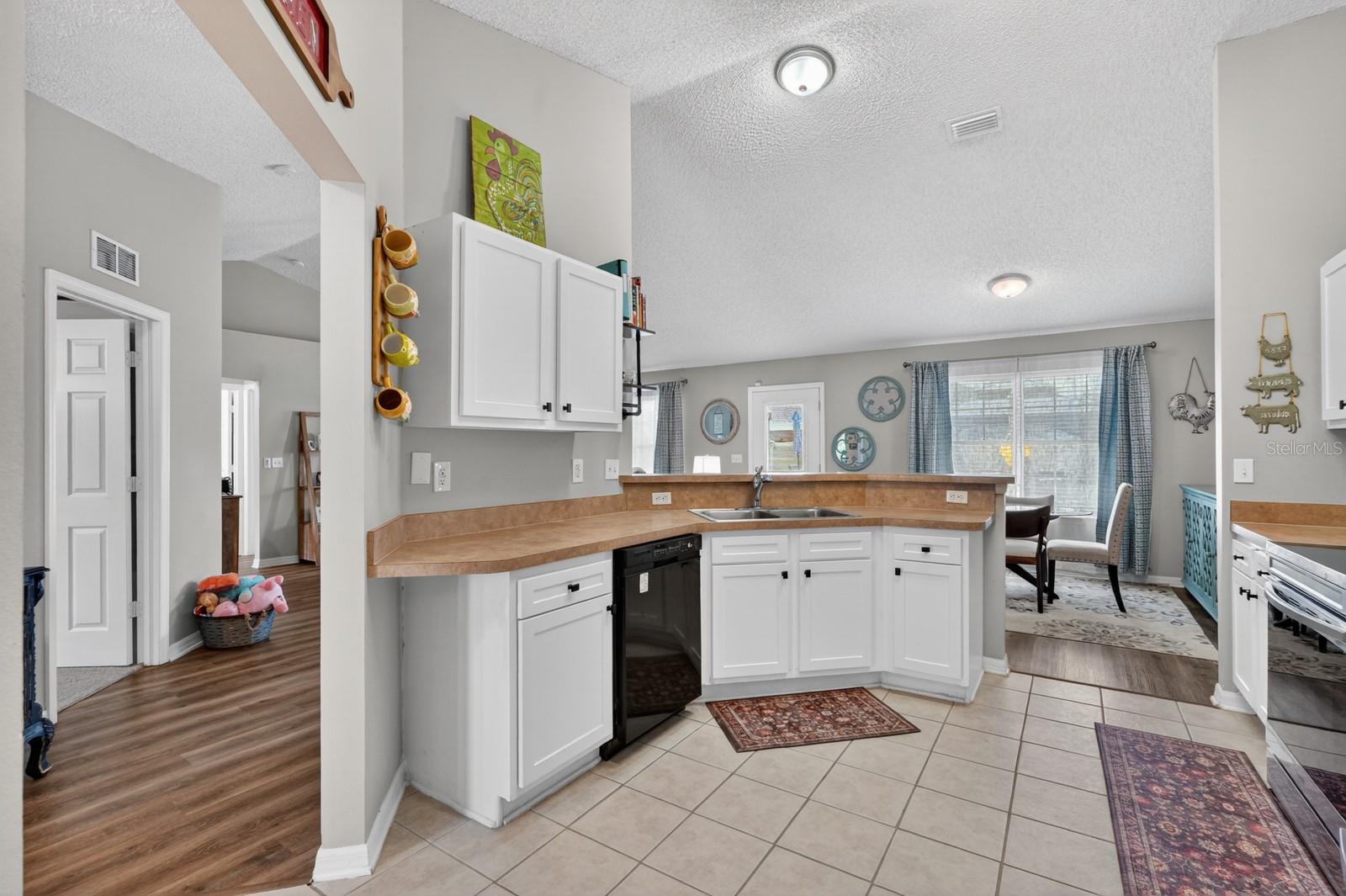 Image 18 of 39 For 27 Lyndenhurst Lane