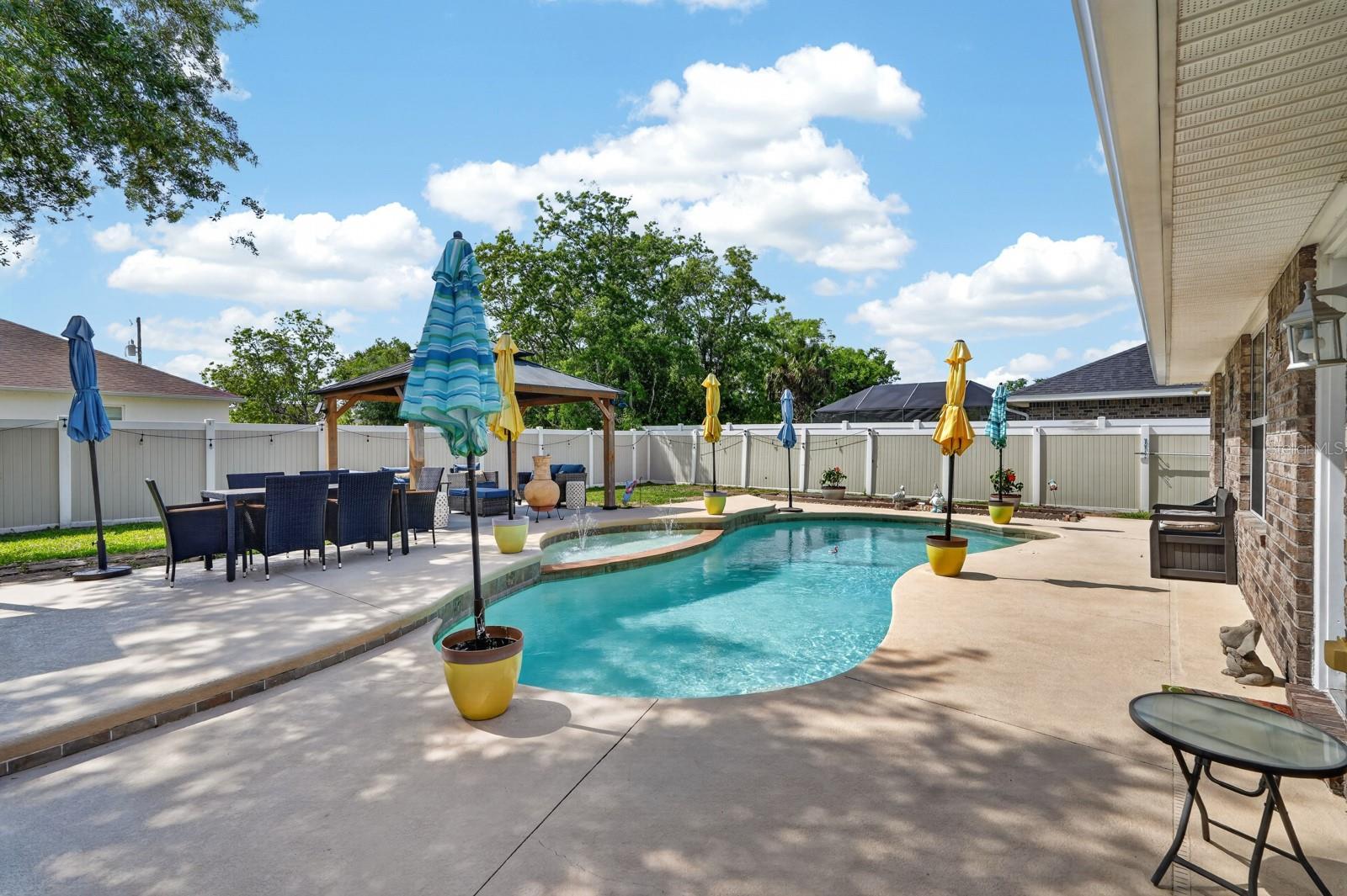 Image 31 of 39 For 27 Lyndenhurst Lane