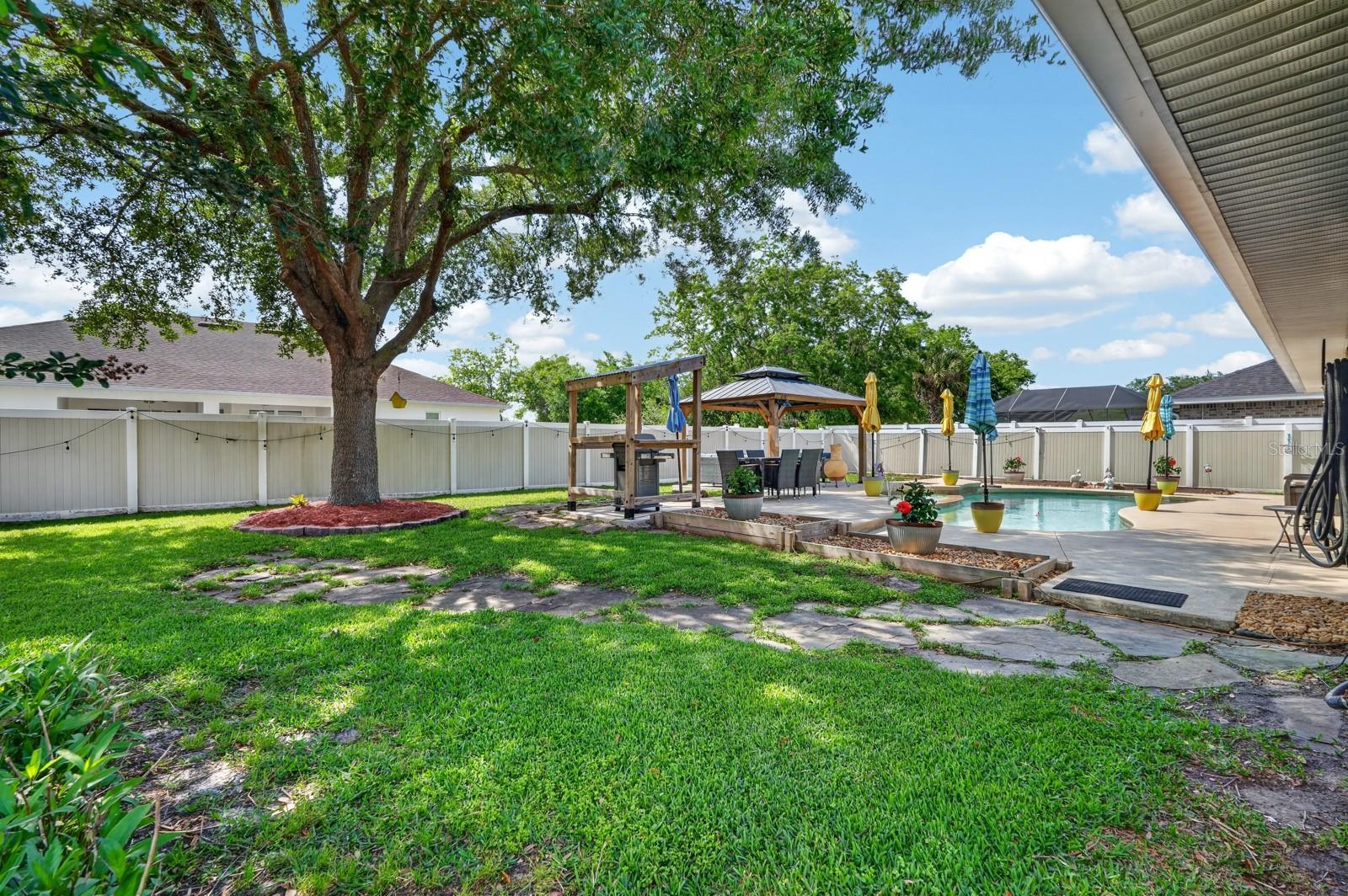 Image 33 of 39 For 27 Lyndenhurst Lane