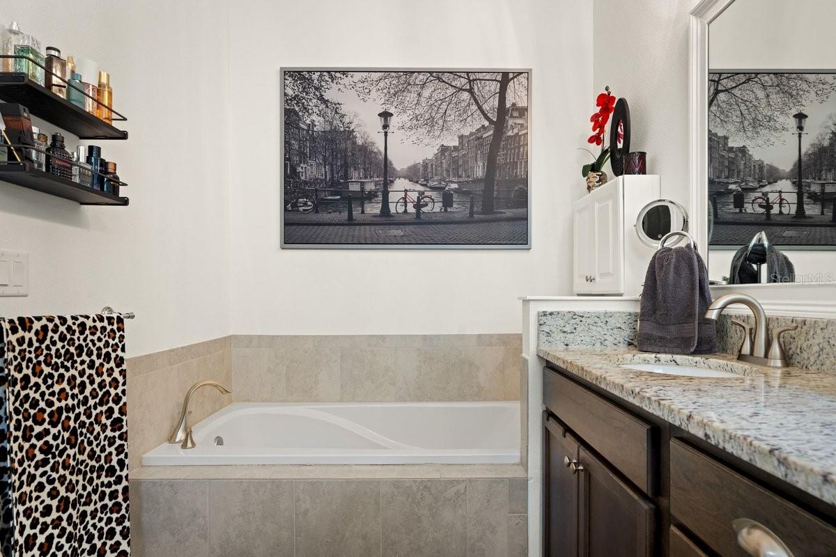 Image 40 of 84 For 260 Fuchsia Street