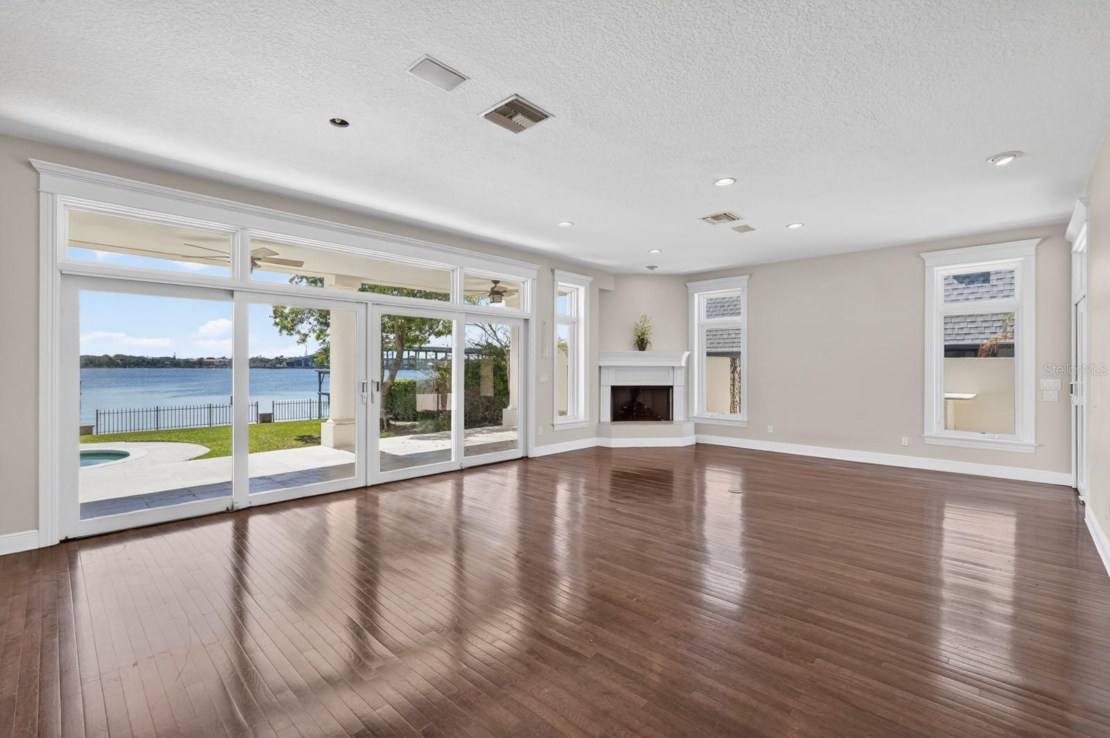 Image 25 of 68 For 70 Riverside Drive