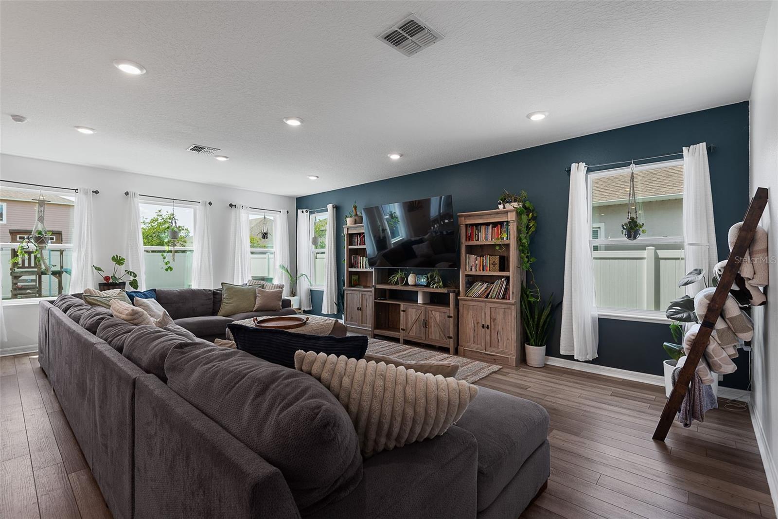 Image 7 of 84 For 123 Oakleaf Way