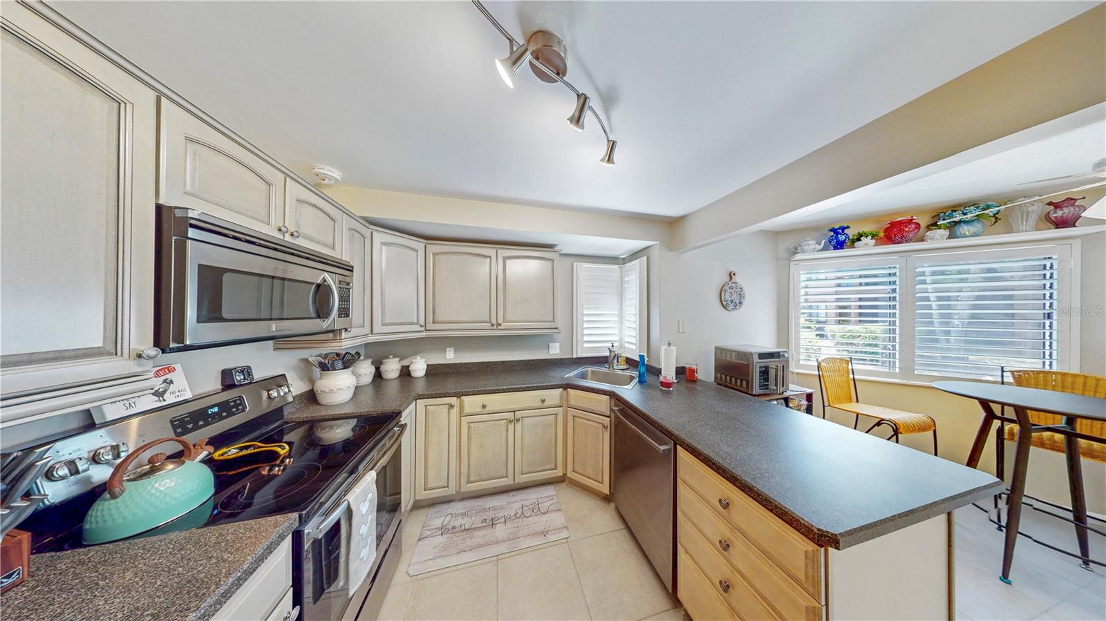 Image 18 of 39 For 21 Mid Pines Circle