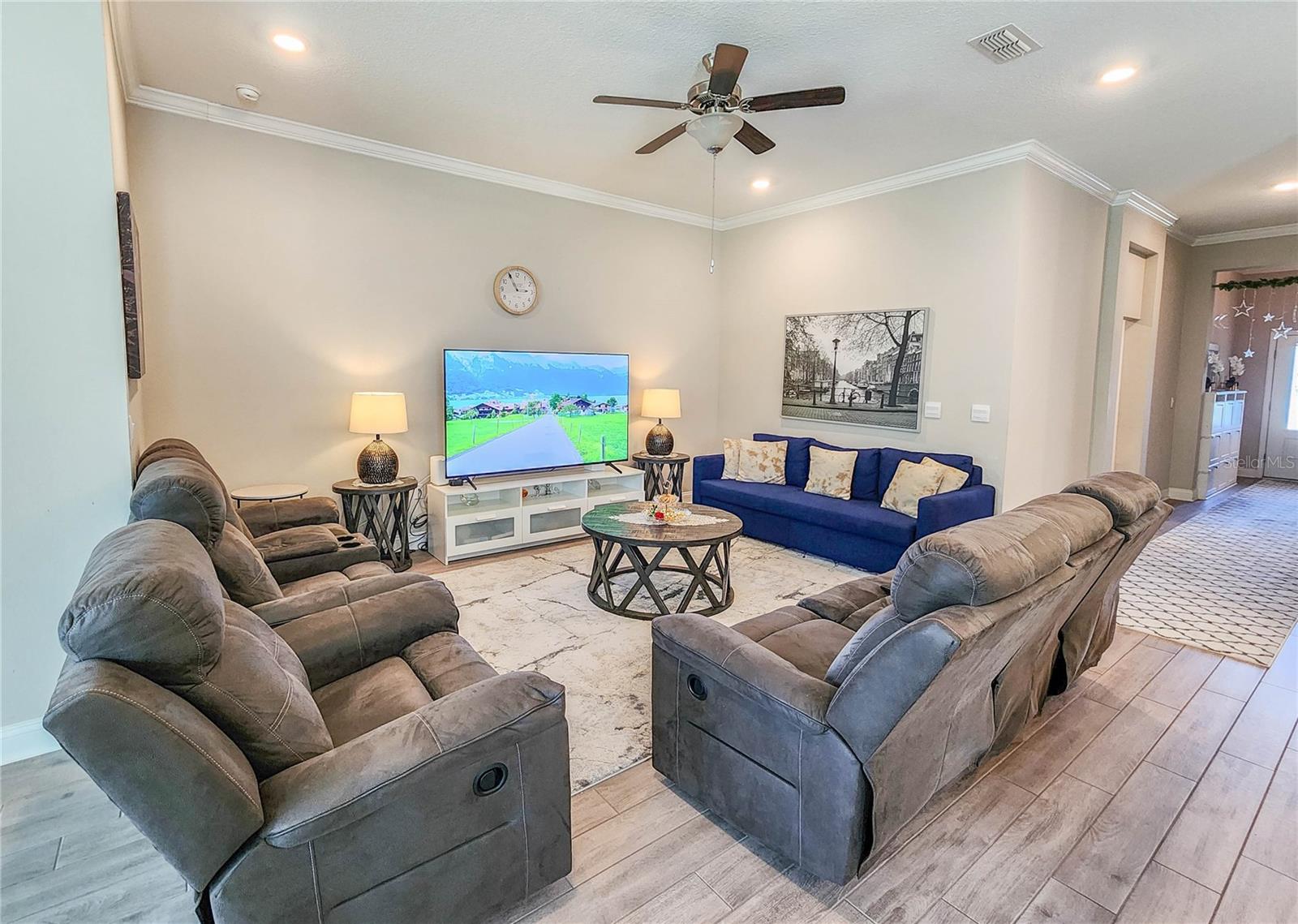 Image 24 of 58 For 617 Narvarez Avenue