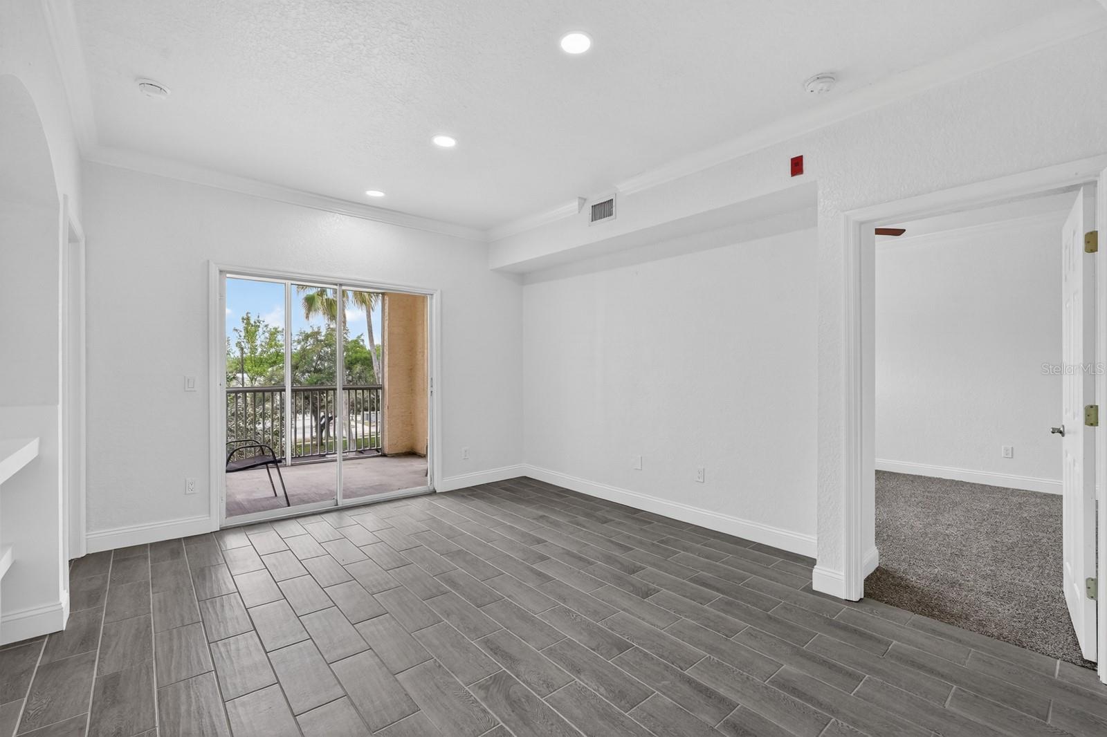 Image 5 of 48 For 832 Camargo Way 306