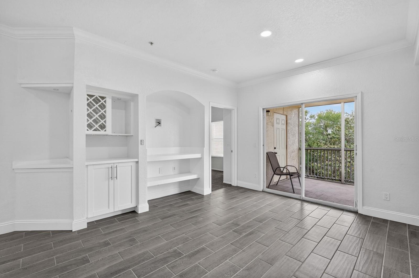 Image 6 of 48 For 832 Camargo Way 306