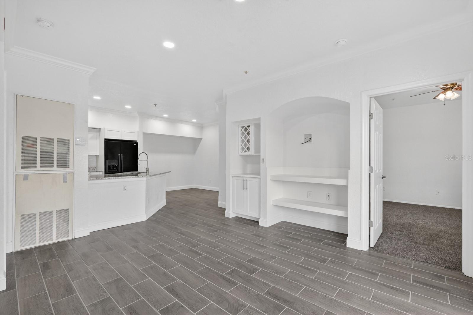 Image 7 of 48 For 832 Camargo Way 306