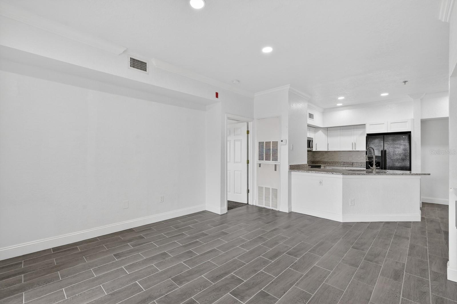 Image 8 of 48 For 832 Camargo Way 306