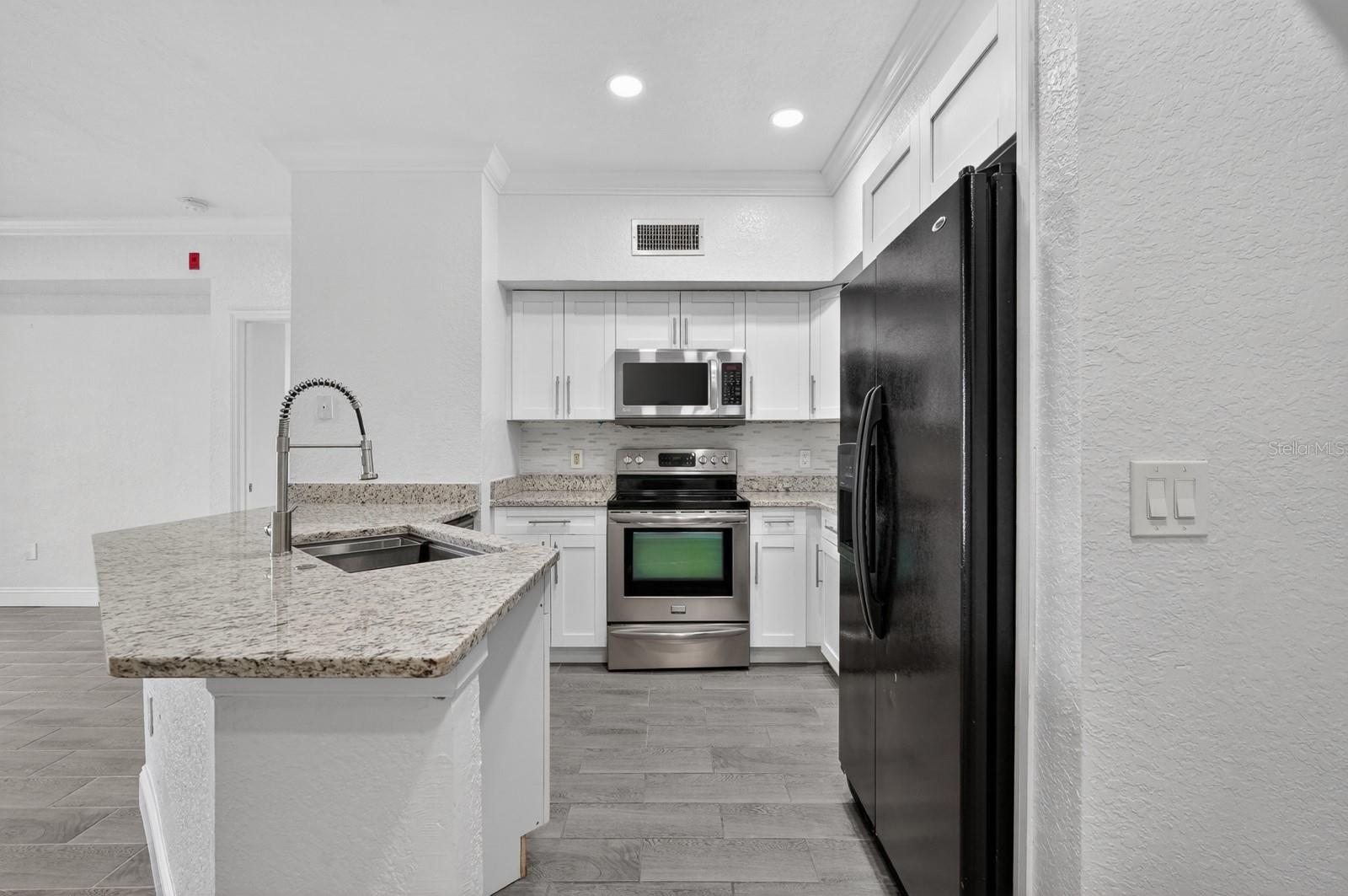 Image 9 of 48 For 832 Camargo Way 306