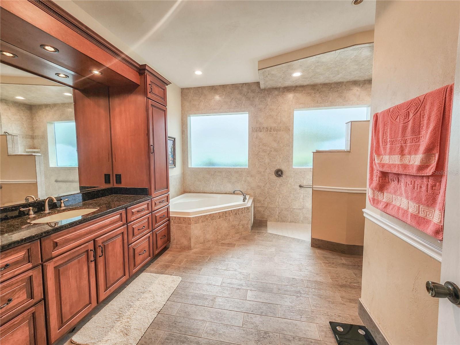 Image 19 of 41 For 1 Bay Pointe Drive