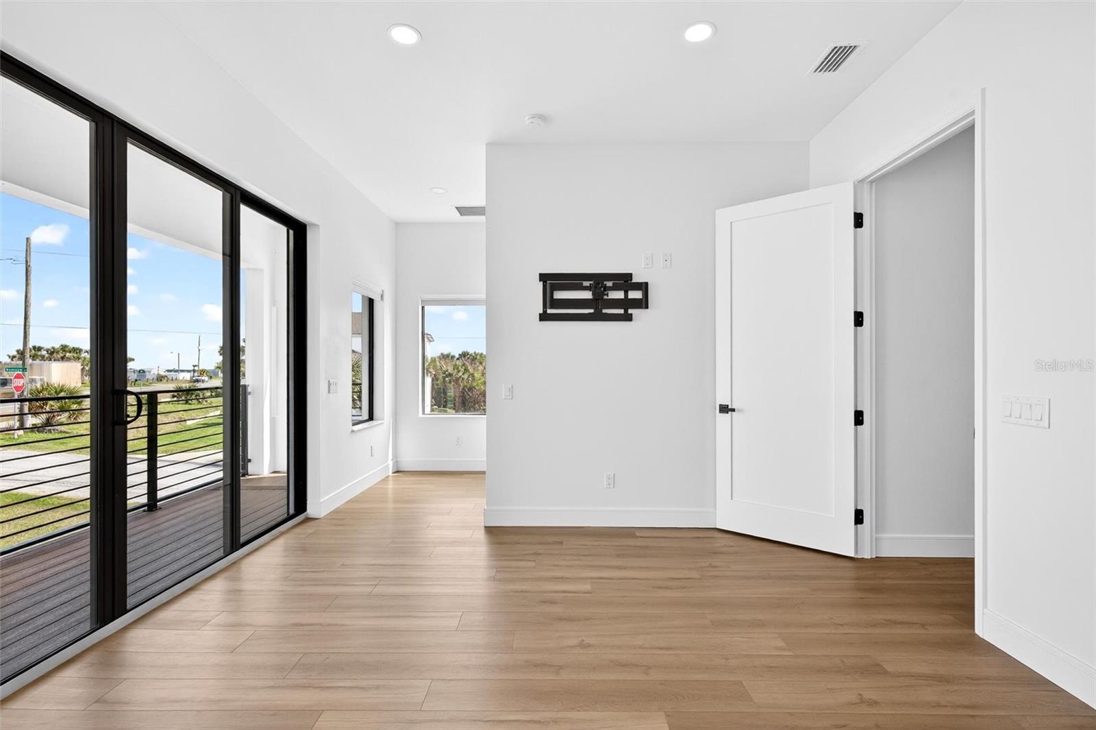 Image 12 of 85 For 2946 Ocean Shore Boulevard