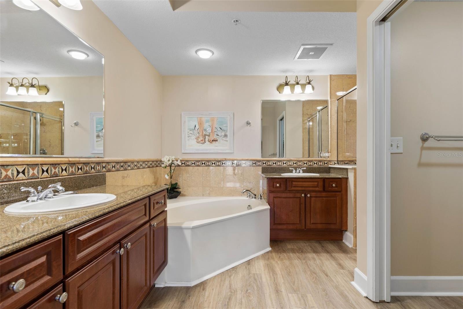 Image 27 of 80 For 200 Ocean Crest Drive 906