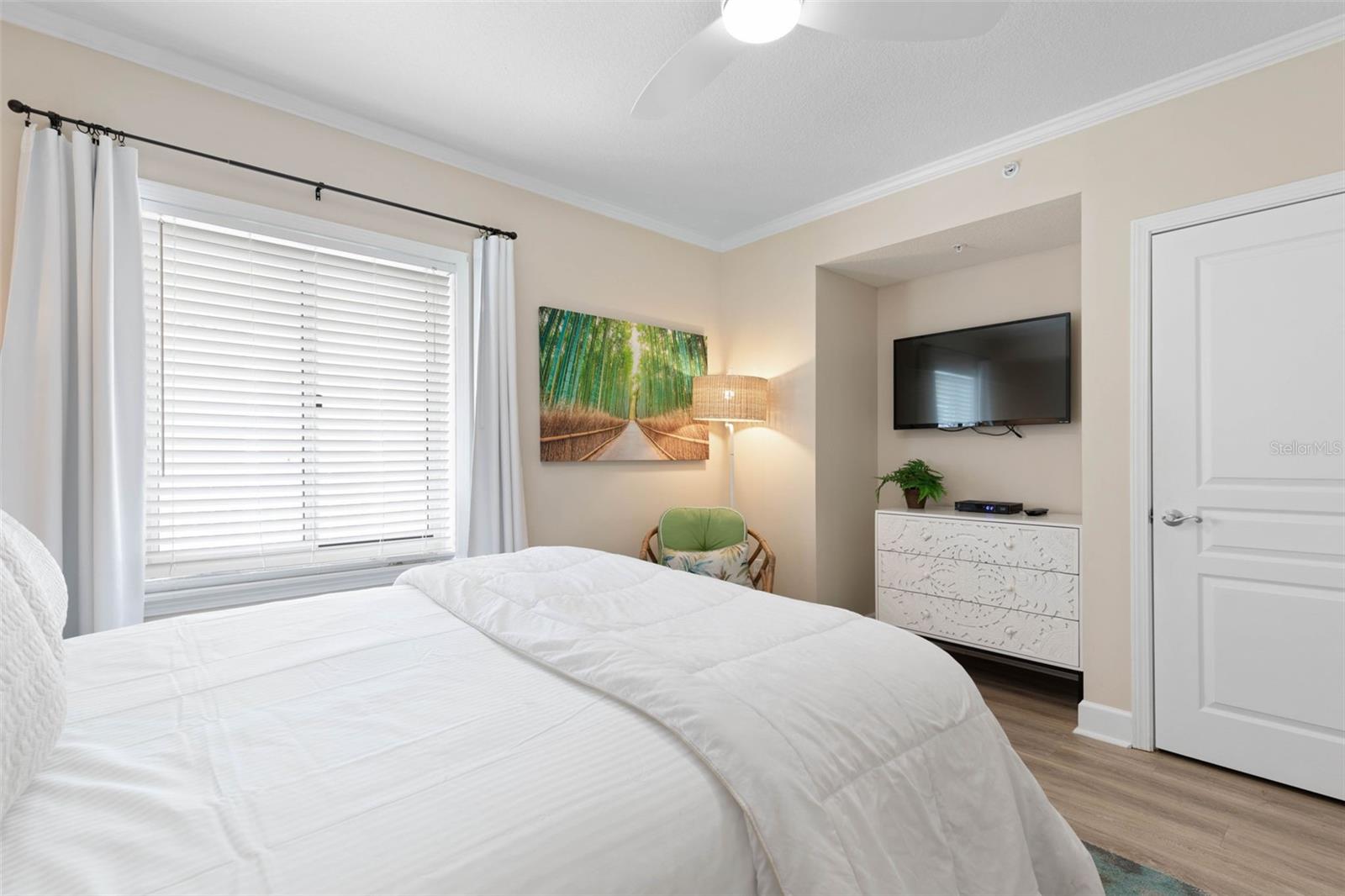 Image 33 of 80 For 200 Ocean Crest Drive 906