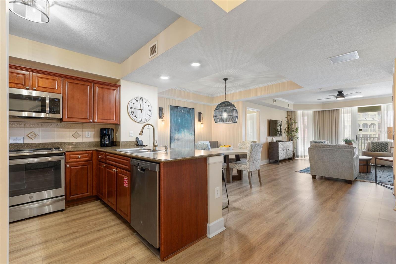 Image 5 of 80 For 200 Ocean Crest Drive 906