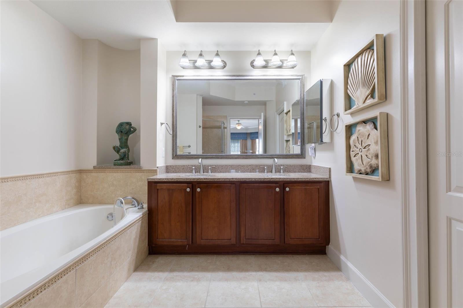 Image 32 of 74 For 102 Yacht Harbor Drive 371