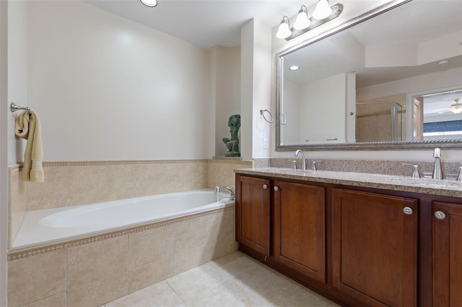 Image 33 of 74 For 102 Yacht Harbor Drive 371