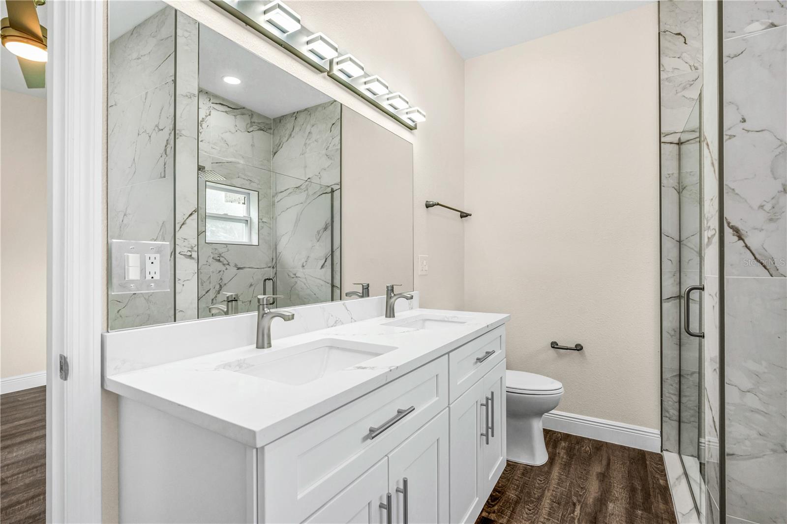 Image 18 of 43 For 725 Indiana Street