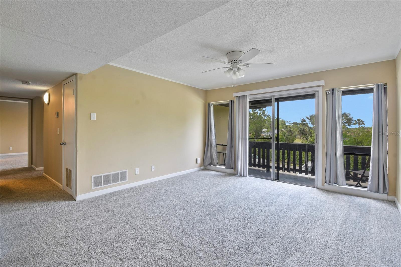 Image 5 of 22 For 40 Club House Drive 207