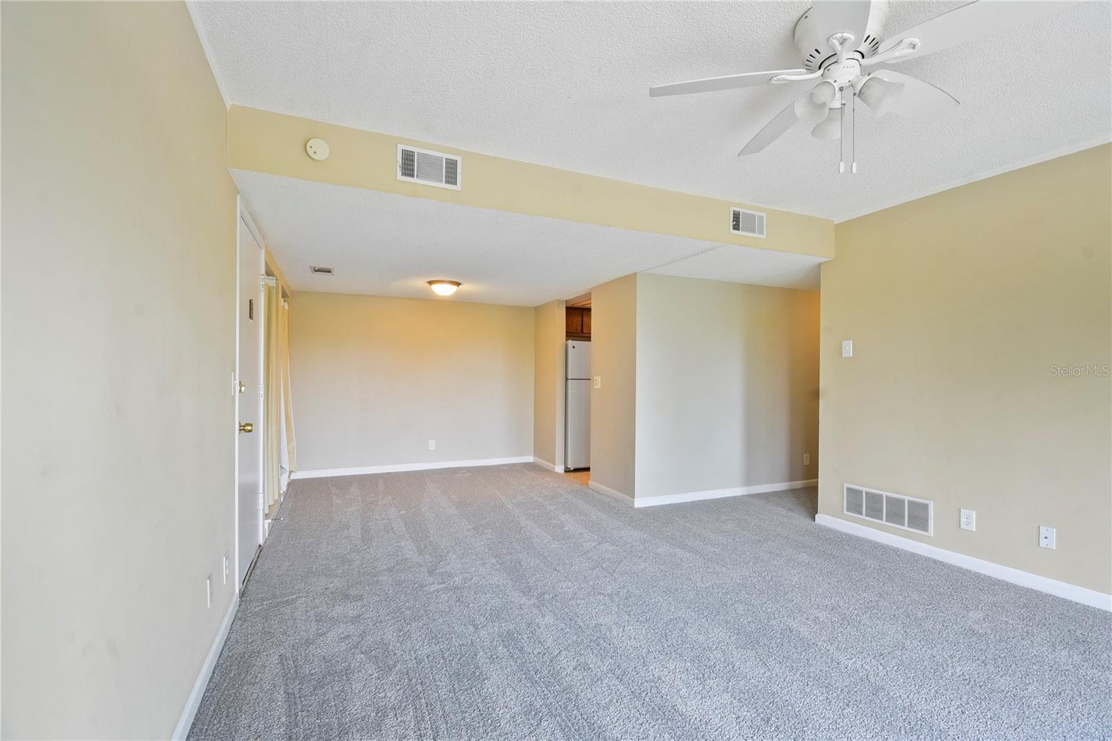 Image 6 of 22 For 40 Club House Drive 207