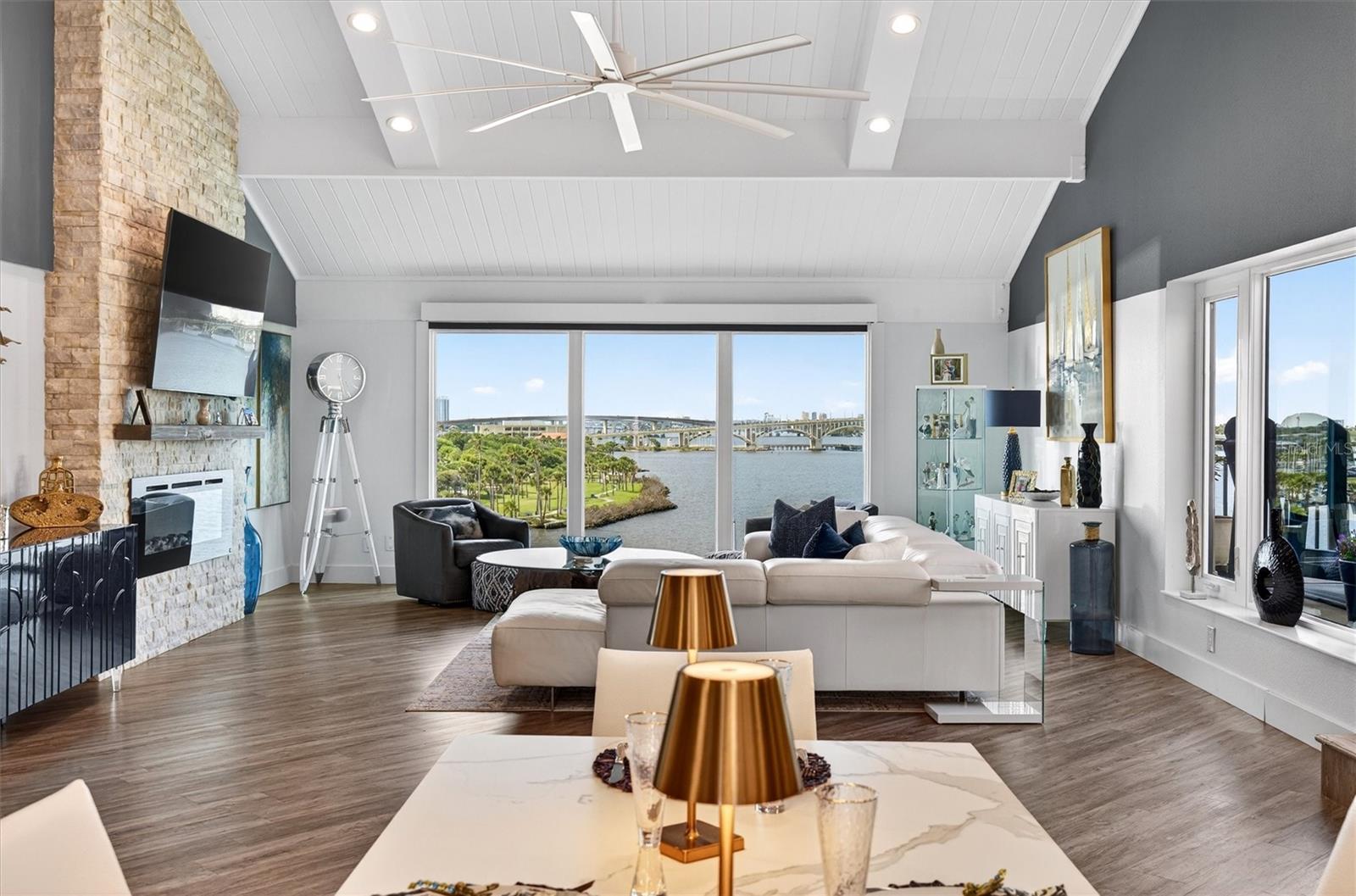 Image 23 of 94 For 661 Marina Point Drive 661