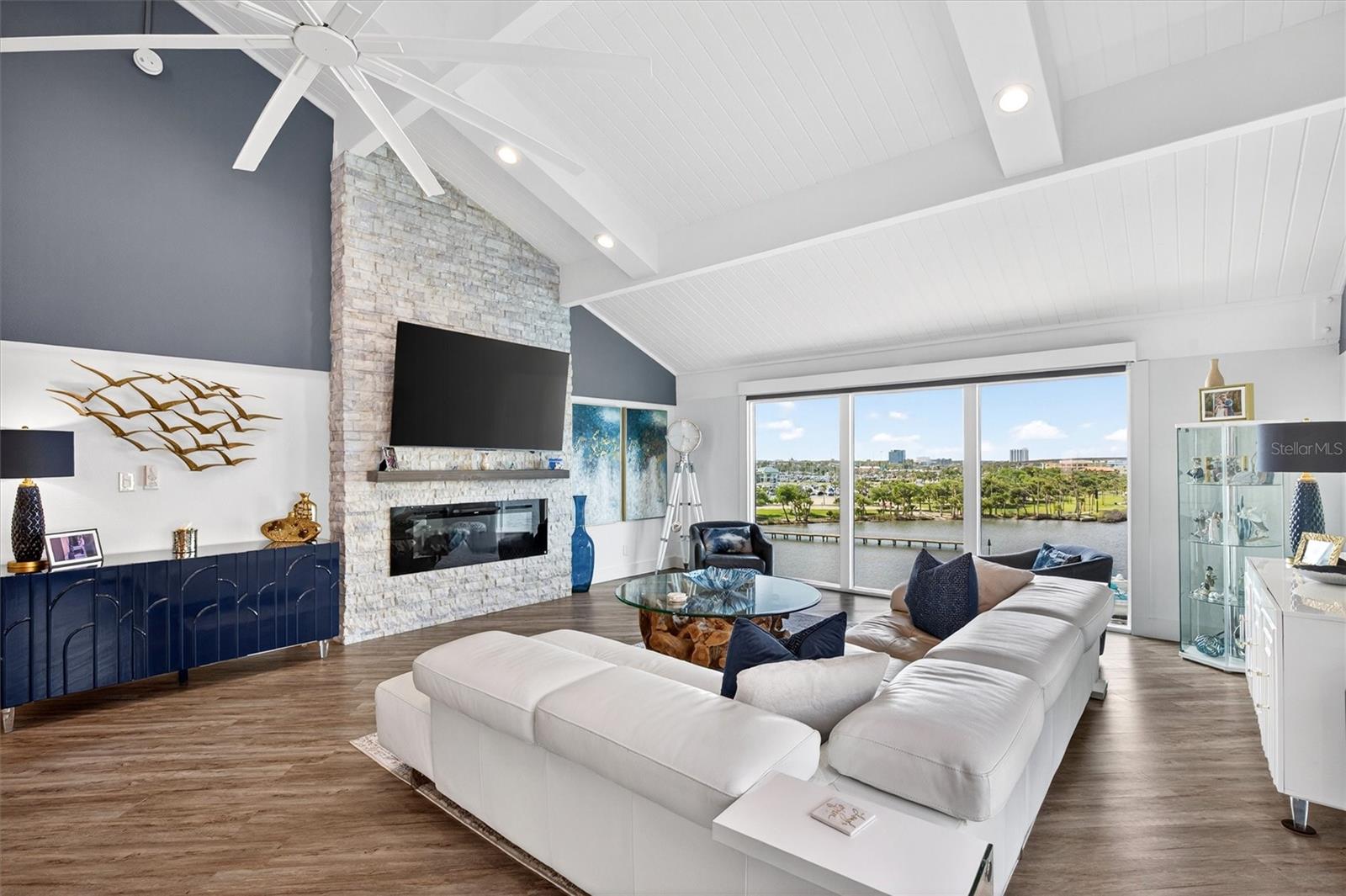 Image 38 of 94 For 661 Marina Point Drive 661