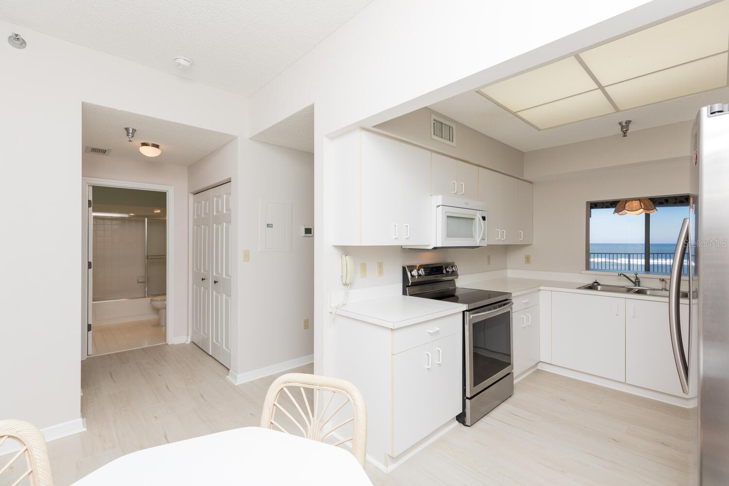 Image 4 of 21 For 104 Surfview Drive 1406