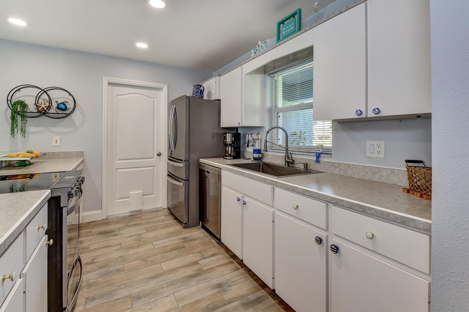 Image 13 of 34 For 4439 Katy Drive