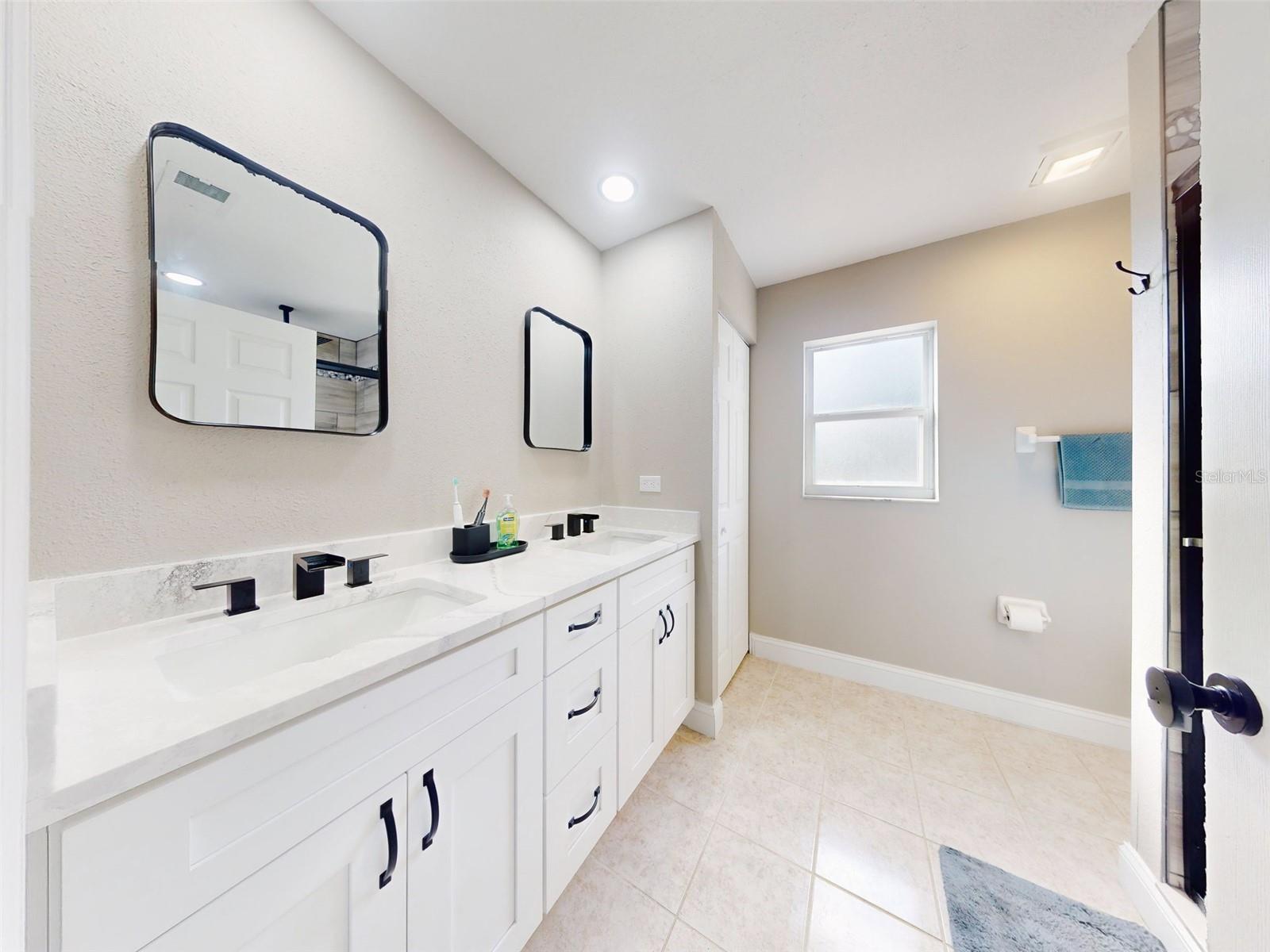 Image 41 of 100 For 977 Bay Drive